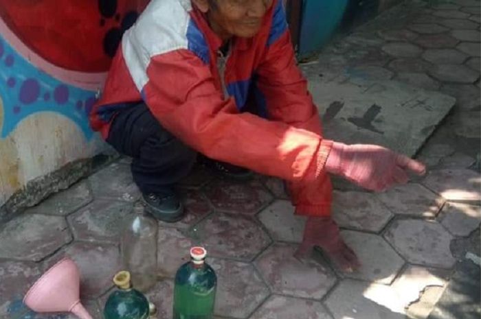 Kakek penjual bensin eceran di Kediri