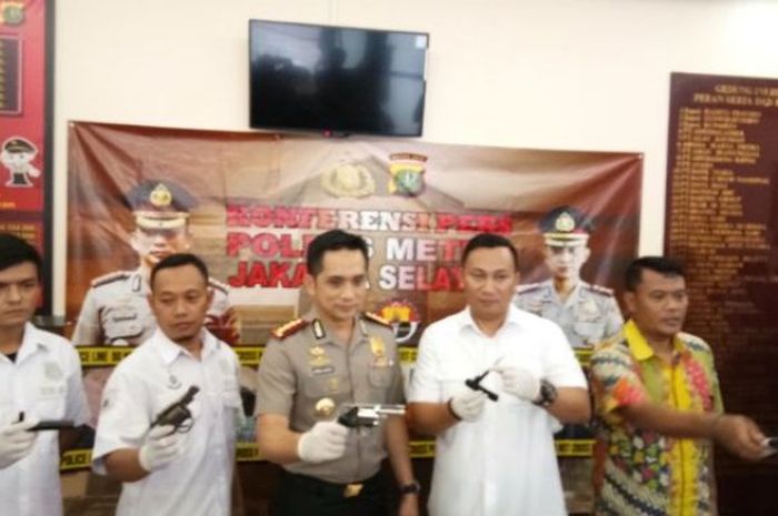 Kapolres Metro Jakarta Selatan Komisaris Besar Polisi Indra Jafar menunjukkan senjata api yang dipakai oleh pelaku pencuri sepeda motor di Mapolres Metro Jakarta Selatan. 