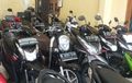 Showroom Motor Bekas Sepi Anak Muda, Pilih 'Plototin' Smartphone Tinggal Pilih!