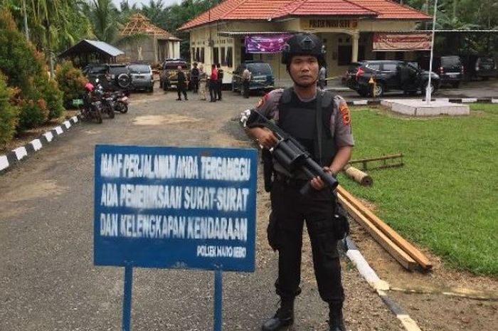 Polisi bersiaga di Polsek Maro Sebo, Muaro Jambi setelah terjadi penyerangan brutal