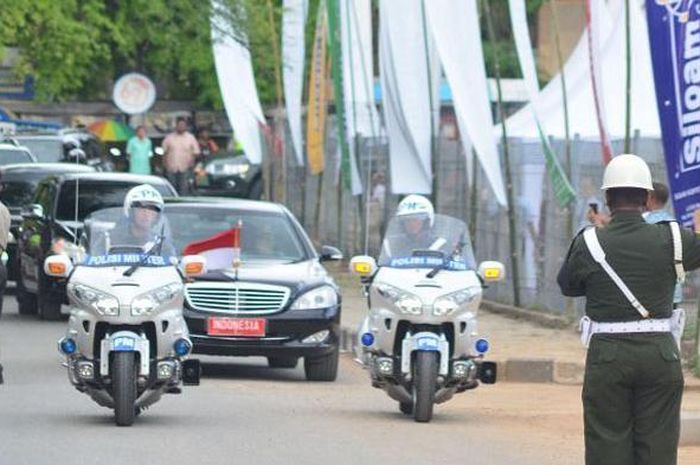 Iring-iringan Presiden Joowi dikawal sejumlah motor gede milik TNi dan Polisi