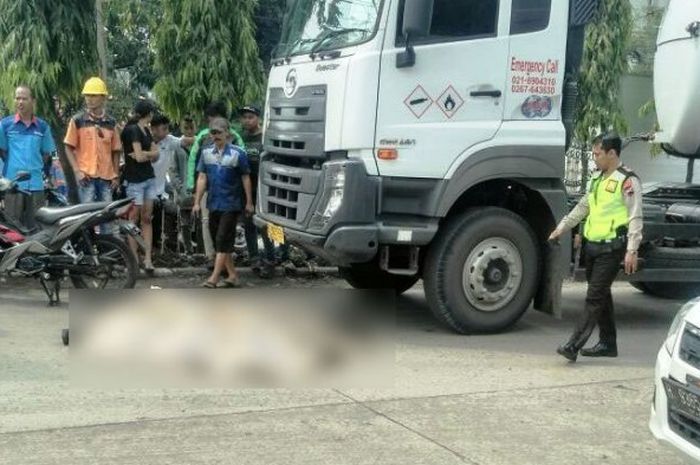Pengendara motor tewas mengenaskan setelah terseret truk trailer sejauh 12 meter
