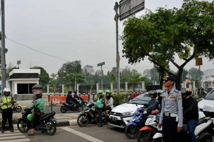 Petugas kepolisian dan dinas perhubungan mengatur lalu lintas, di Jalan Pemuda, Rawamangun, Pulogadung, Jakarta Timur, Kamis (12/6/2018).