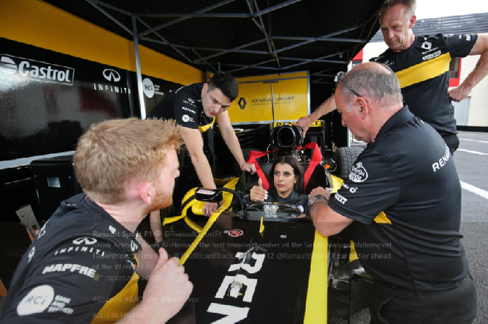 Aseel Al-Hamad rayakan pencabutan lrangan mengemudikan mobil bagi wanita di Arab Saudi dengan menjajal langsung mobil Formual 1