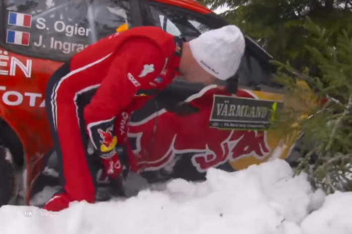 Kepater di reli Swedia, Sebastien Ogier menggali salju agar mobilnya bisa dijalankan kembali
