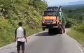 Video: Truk Wheelie Saat Lewati Tanjakan, Waduh Bisa Gitu Sob!