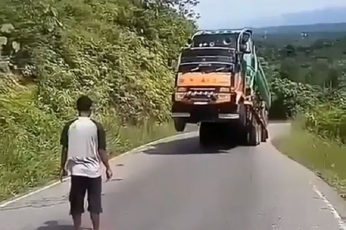Screen capture dari video truk wheelie