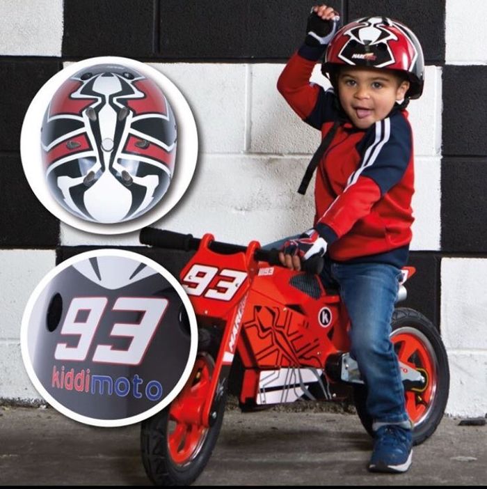 Lengkap dengan helmnya 