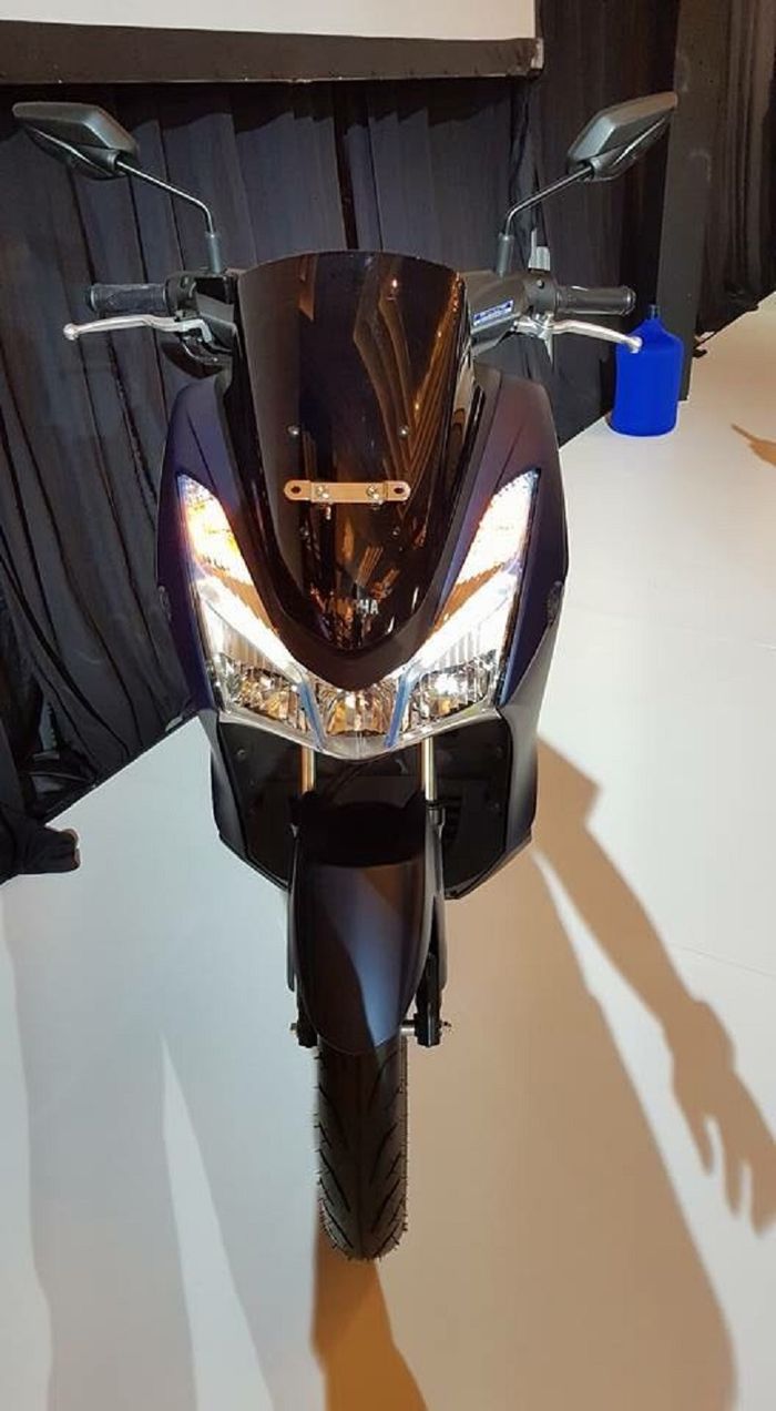 Bagian depan dengan visor besar