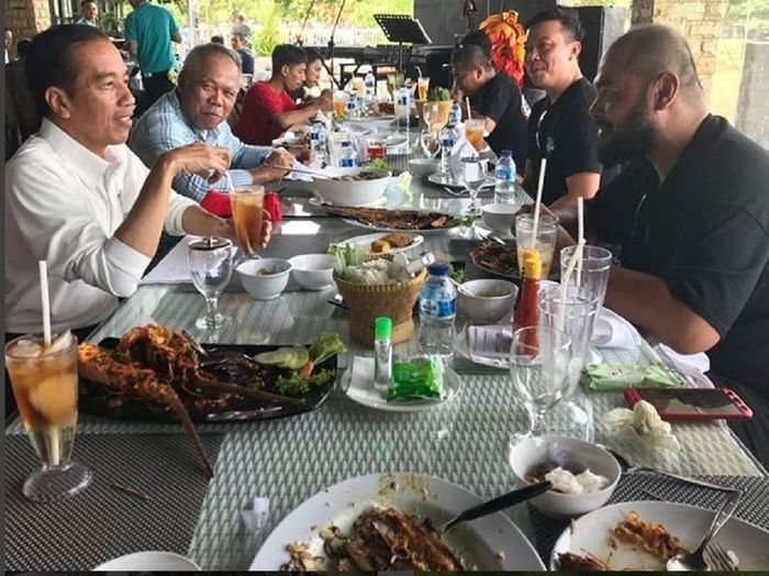 Veroland (kanan) berhadapan dengan RI1. Senang!