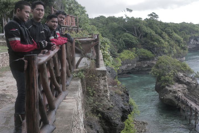 Tim Maxi Tour de Indonesia saat berpose di Tebing Appalarang