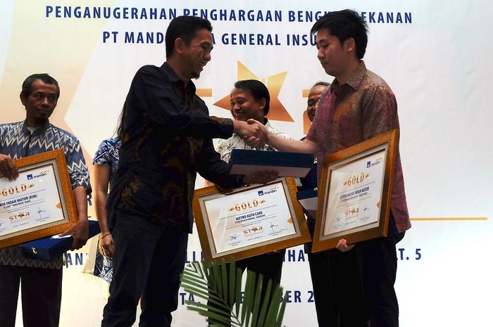 Ramdhan Zuhri (kiri) menyerahkan penghargaan kepada perwakilan bengkel Gold Workshop
