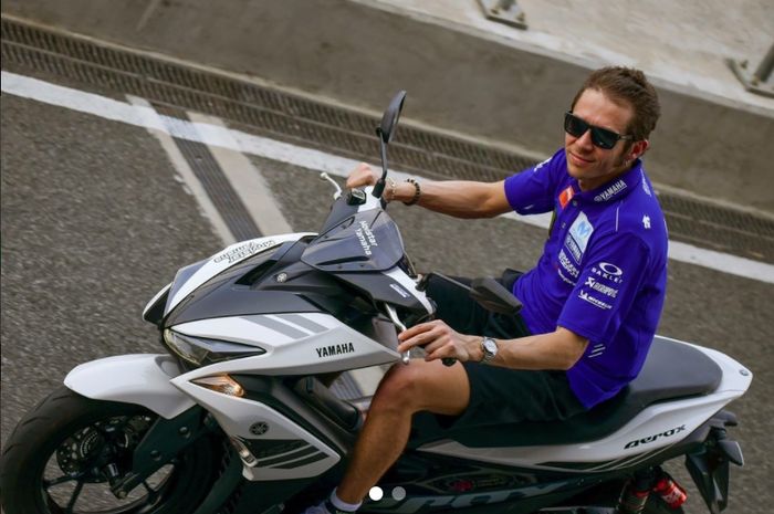 Valentino Rossi naik Yamaha Aeroc 155