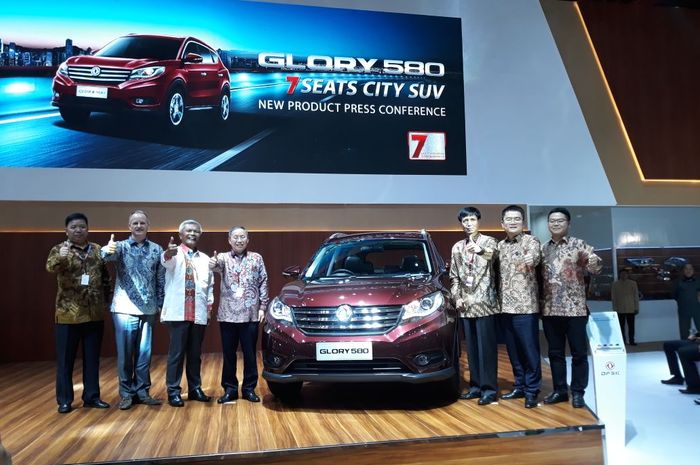 Alexander Barus CO CEO  PT Sokonindo Automobile bersama para petinggi DFSK meresmikan Glory 580 di Kemayoran