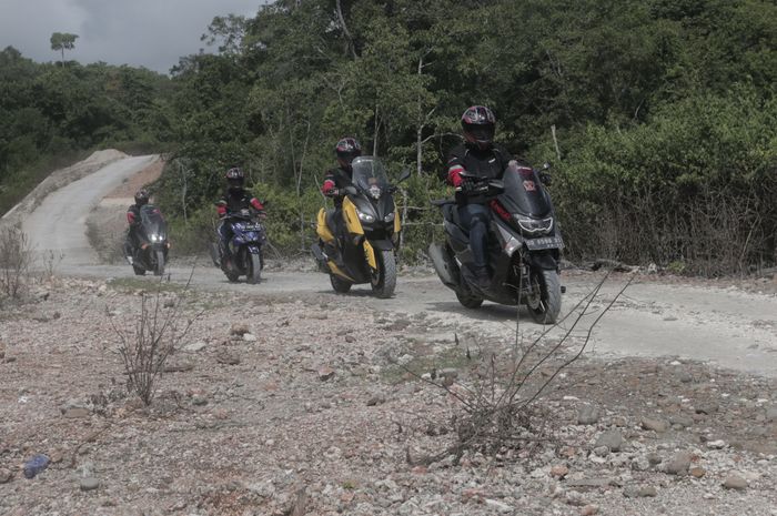 Tim Maxi Tour de Indonesia menuju Tebing Appalarang