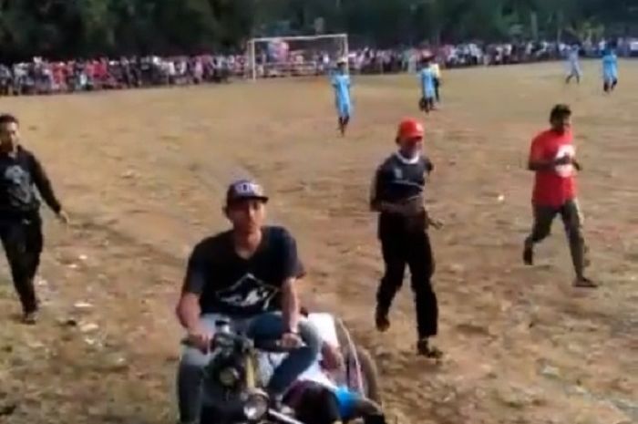 Tim medis sepak bola menggunakan motor kustom untuk angkat pemain sepakbola yang cedera