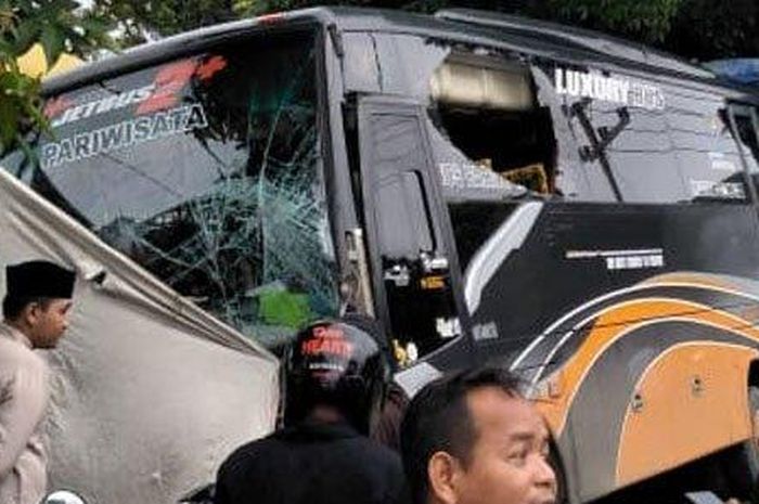 Bus Pariwisata angkut anak TK disundul truk di Gresik