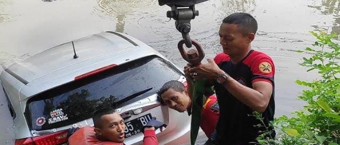 Proses evakuasi Honda HR-V yang tercebur sungai di Surabaya