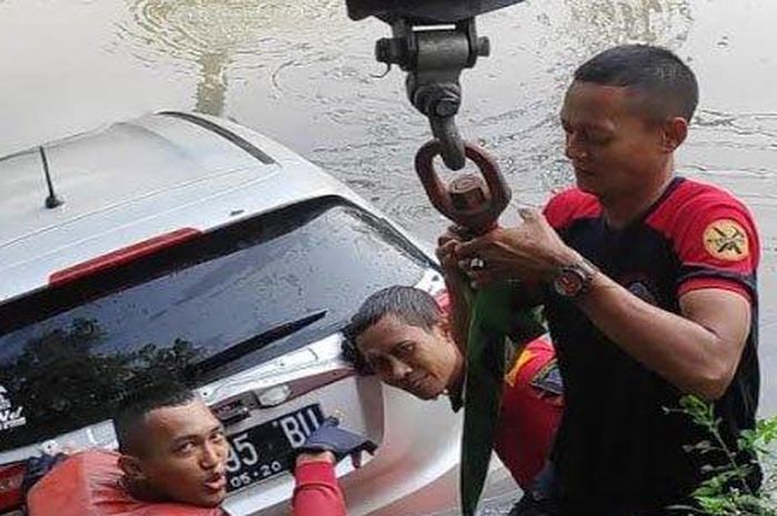 Proses evakuasi Honda HR-V yang tercebur sungai di Surabaya