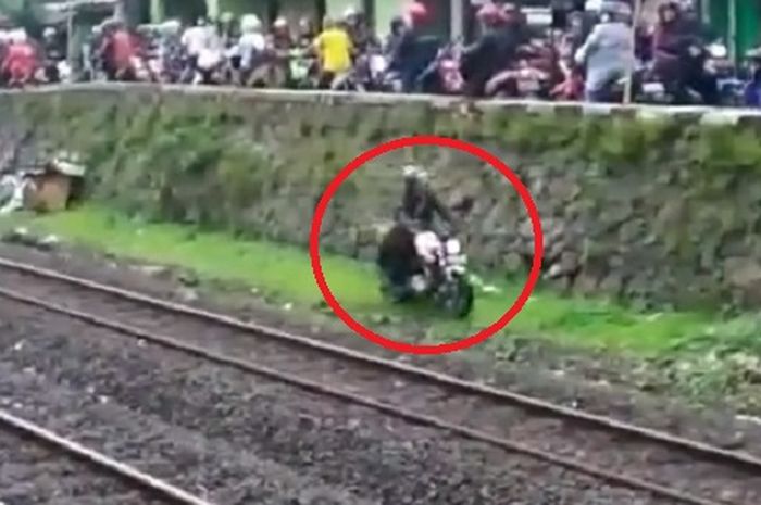 pemotor nekat menerobos jalur kereta api di Cimahi, Jawa Barat