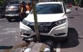 Pecah Ban, Honda HR-V Bablas dan Nangkring  di Median Jalan di Gresik