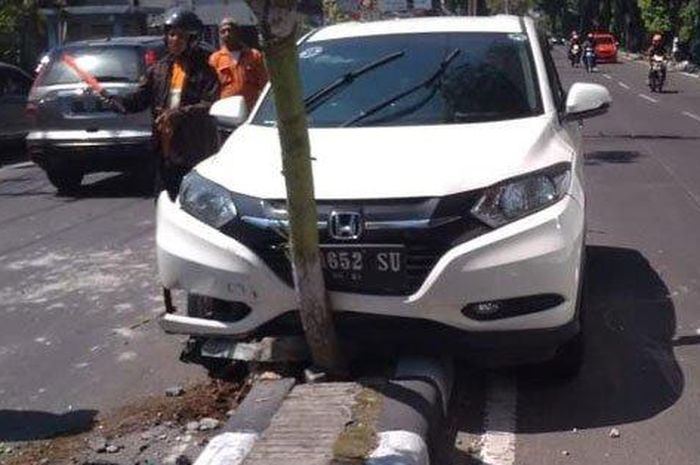 Honda HR-V milik pasangan Abdul Wahid nangkring di median jalan kota Gresik