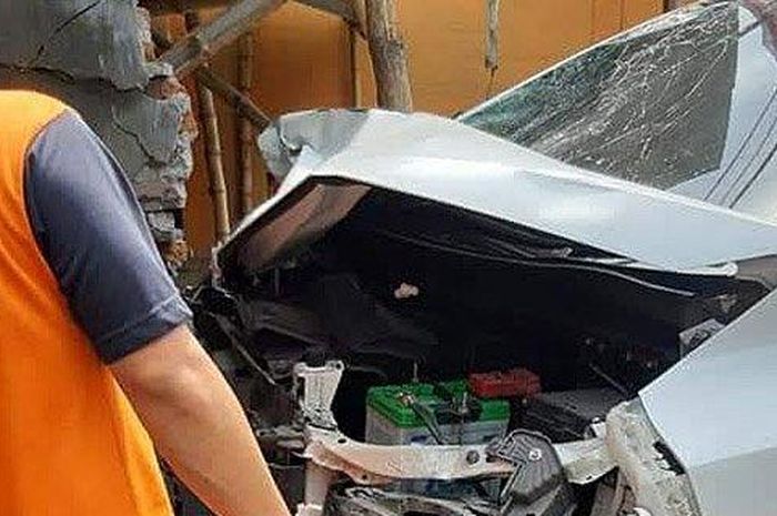 Mitsubishi Xpander hancur menabrak empat motor