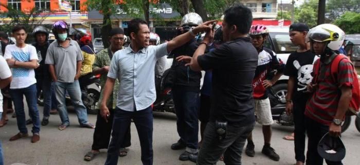 Ilustrasi Debt Collector. Gak Boleh Pakai Kekerasan, Penyedia Jasa Debt Collector Bocorkan Aturan Tarik Kendaraan