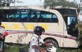Bus Ringsek, Sopir Banting Setir ke Kiri, Berhenti Menancap Pohon