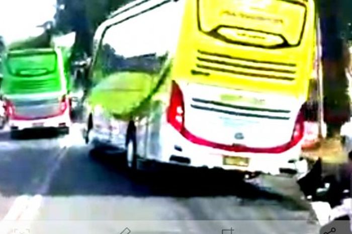 Bus ugal-ugalan di Bandung dikejar polisi