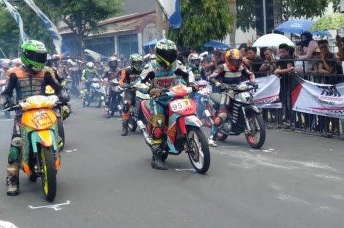 Suasana para pembalap saat di garis start di arena balapan sepanjang Jalan Asem Manis, Kabupaten Pamekasan, Minggu (23/2/2020).