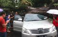 Kijang Innova Jadi 'Alas' Pohon Tumbang, Rebah Tepat di Atap