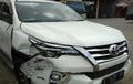 Pengemudi Toyota Fortuner Tabrak Lari Kakek Pengendara Honda Supra X 125, Polisi Acungkan Senjata