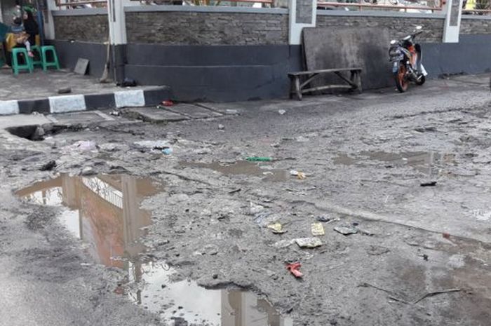 Jalan rusak di depan alun-alun Lembang