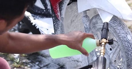 Awas! Kebiasaan Mencuci Motor yang Salah Bikin Glasswool Cepat Rusak
