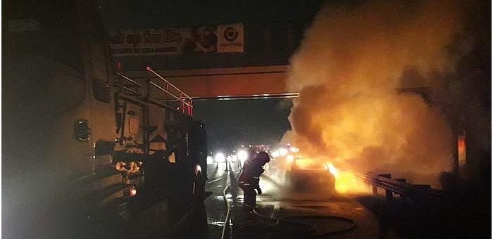 Petugas memadamkan api yang menjilat habis Mazda2 di tol Purbaleunyi