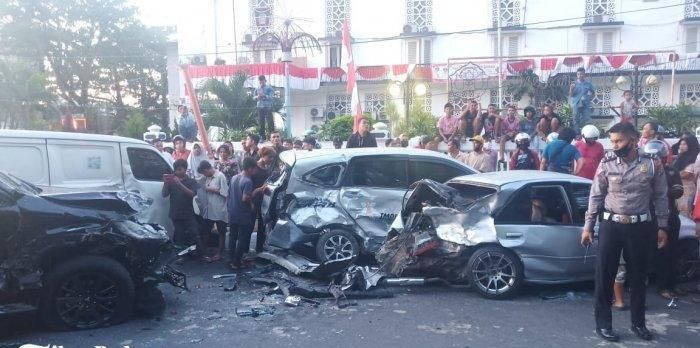 Mitsubishi Pajero Sport hantam 6 mobil hingga hancur berserakan di kota Padang Sumbar.