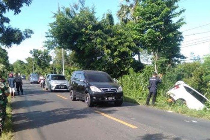 Toyota Calya putih terjungkal ke semak-semak setelah gagal salip pikap