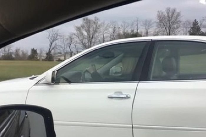 Seseorang mengalami kecelakaan saat hendak menegur seorang wanita saat berkendara dengan ponsel