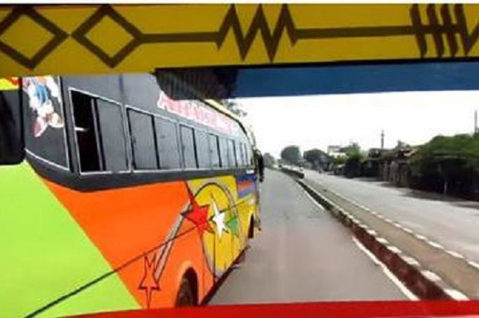 Dua bus jalur Pantura terlibat aksi kebut-kebutan