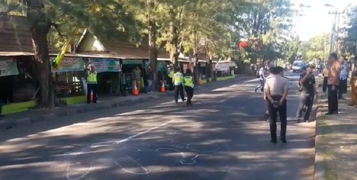 Olah TKP pengemudi Mercedes-Benz diduga tabrak pemotor hingga tewas di Solo