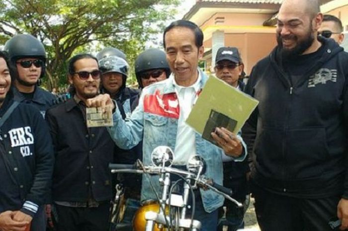 Bungkam pengkritik, Presiden Jokowi pamer surat kendaraan sebelum turing ke Sukabumi.