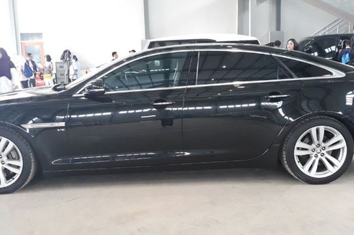 Mobil Jaguar milik Mohamad Sanusi yang dibanderol Rp 488.661.000, dipajang di Rupbasan Klas I Jakarta Barat dan Tangerang, Tangerang, Kamis (22/2/2018