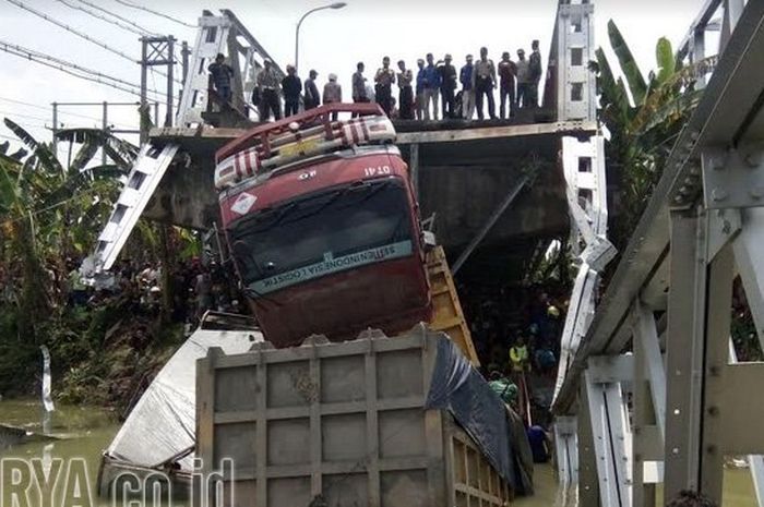 Jembatan ambruk di Tuban