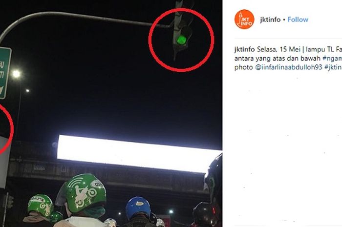 Petugas kepolisian mengevakuasi dua jenazah pelaku penyerangan di jalan pintu masuk Polda Riau di Pe