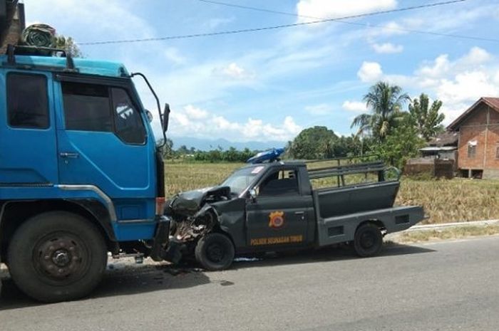 Mobil dinas Isuzu Panther Polisi terlibat kecelakaan adu banteng di Aceh