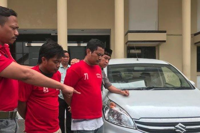 Pelaku beserta barang bukti Suzuki Ertiga hasil curian milik pengemudi taksi online