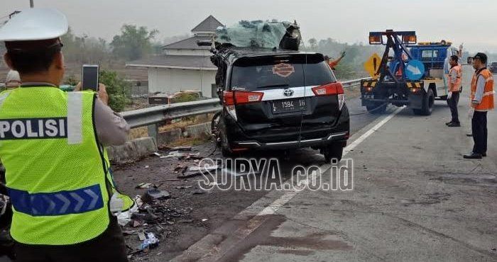 Toyota Innova hantam bak truk di tol Sumo, lima tewas