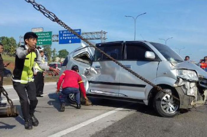 Suzuki APV alami kecelakaan tunggal di Tol Cipali