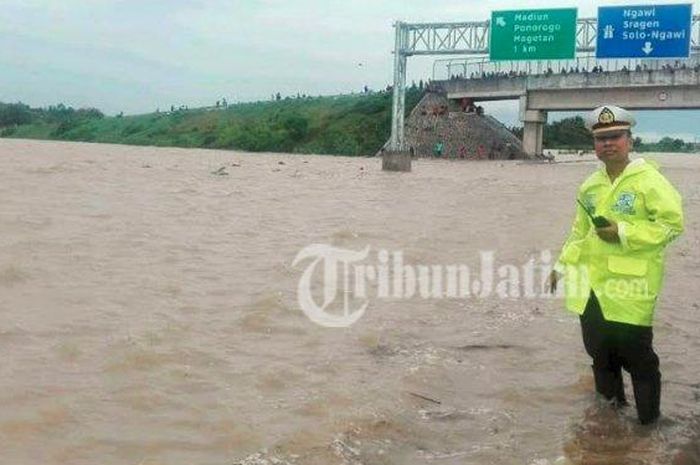 Jalan tol ruas Madiun banjir